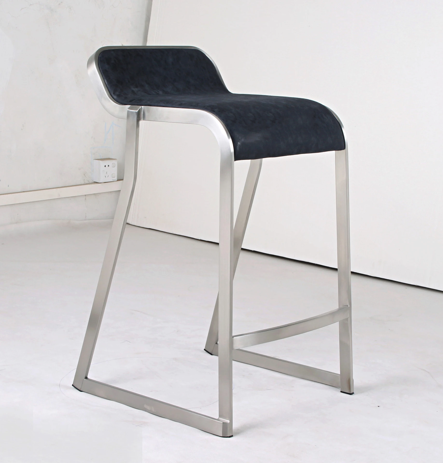 New modern creative style PU leather metabl bar stool high foot light lounge chair for home bar Pub club apartment
New modern creative style PU leather metabl bar stool high foot light lounge chair for home bar Pub club apartment