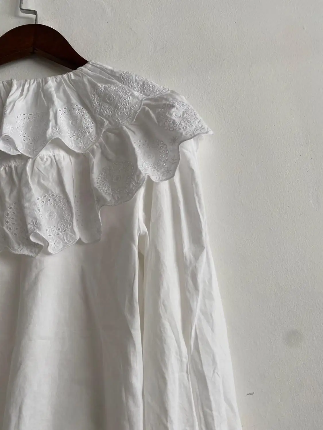 Women Casual Embroideried Blouse Long Sleeve Ruffles Lady Cotton Shirt Female Top Single-Breasted Blouses 2021 New
Women Casual Embroideried Blouse Long Sleeve Ruffles Lady Cotton Shirt Female Top Single-Breasted Blouses 2021 New