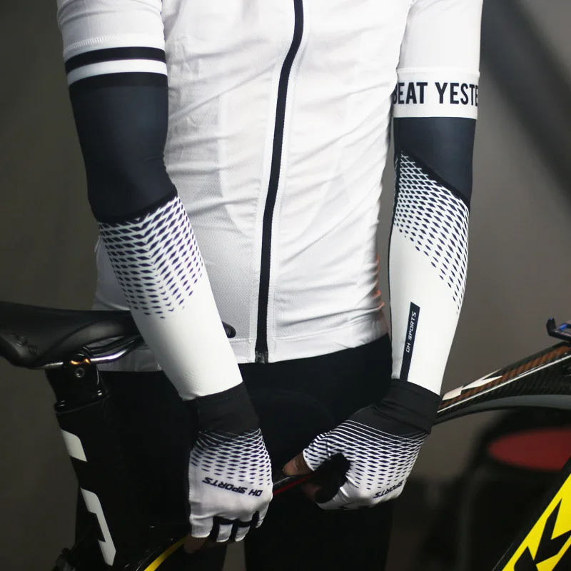 Cycling Sunscreen Anti-UV Arm Sleeves Ice Silk Fabric Fishing Basketball Outdoor Volleyball Sleeves Sport Fitness Arm Warmers
Cycling Sunscreen Anti-UV Arm Sleeves Ice Silk Fabric Fishing Basketball Outdoor Volleyball Sleeves Sport Fitness Arm Warmers