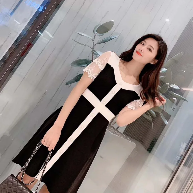 High Quality 2020 Summer Casual Sweater Women V-Neck Lace Patchwork Black White Knitted Short Sleeve Dress
High Quality 2020 Summer Casual Sweater Women V-Neck Lace Patchwork Black White Knitted Short Sleeve Dress