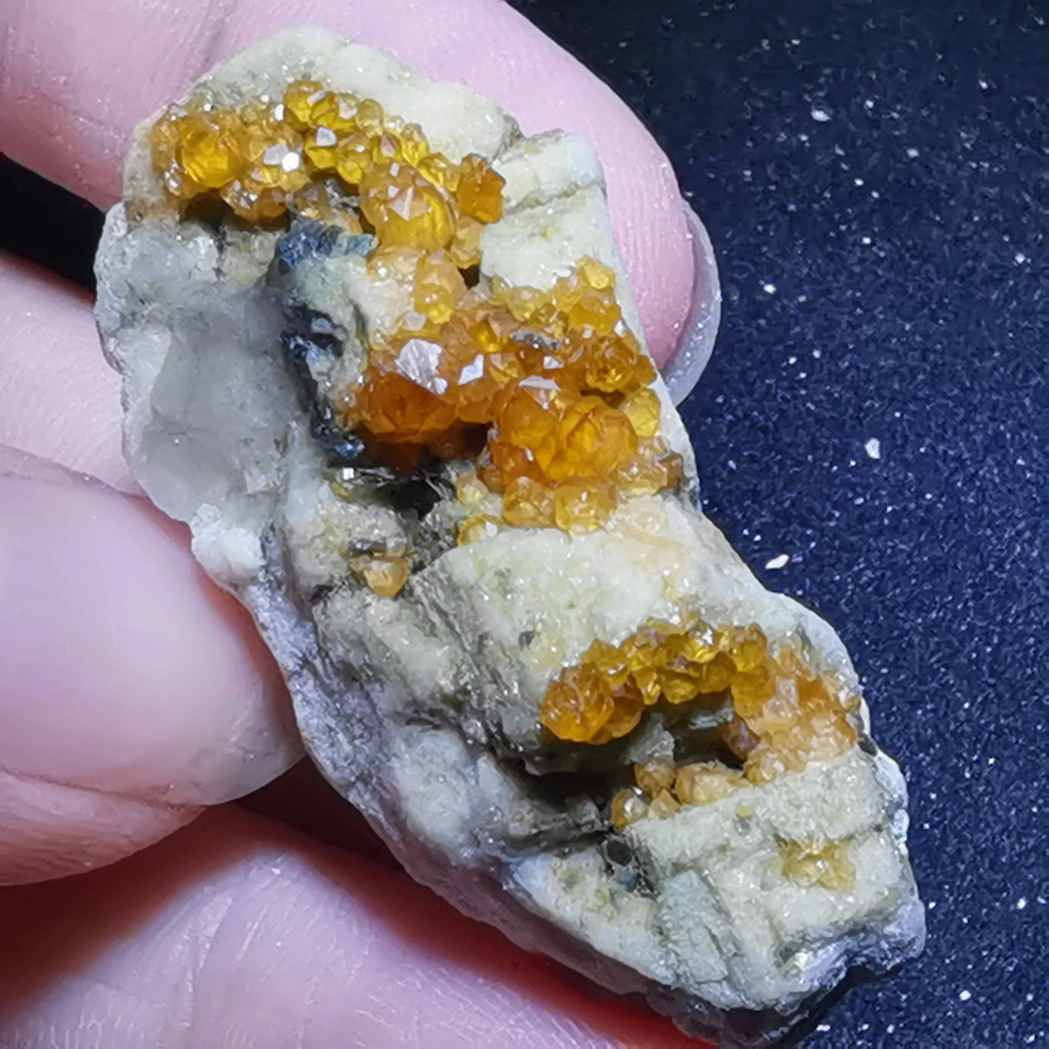 12.9g.Rare natural garnet crystal hexagonal point feldspar mica brass multi mineral crystal symbiotic halo energy healing
12.9g.Rare natural garnet crystal hexagonal point feldspar mica brass multi mineral crystal symbiotic halo energy healing