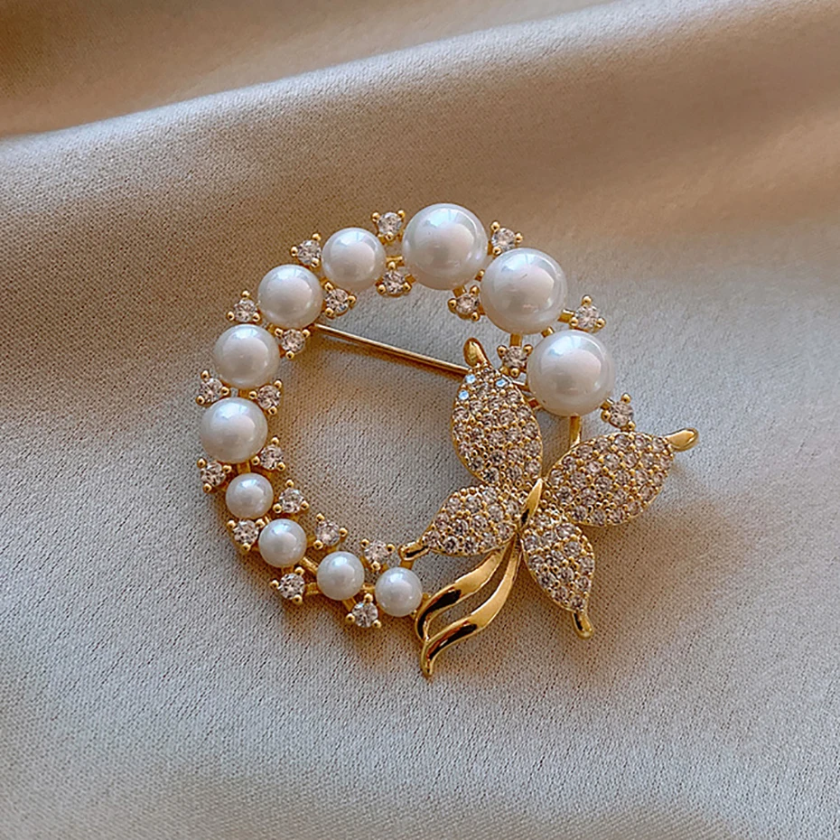 New Simulated Pearls Rhinestone Wreath Butterfly Brooch for Women Baroque Trendy Elegant Circle Leaf Brooch Pins Wedding Gifts
New Simulated Pearls Rhinestone Wreath Butterfly Brooch for Women Baroque Trendy Elegant Circle Leaf Brooch Pins Wedding Gifts