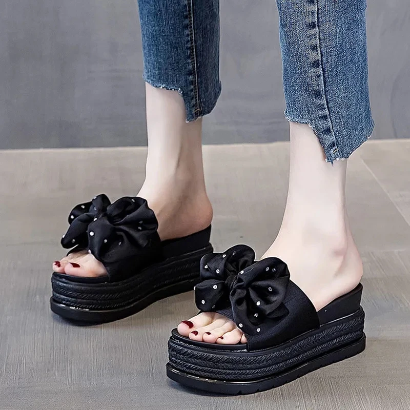 Fashion Summer Butterfly-knot Platform Woman Slippers Korean Style Silk Rhinestone Beach Shoes 2021Retro Non-Slip Heighten Shoes
Fashion Summer Butterfly-knot Platform Woman Slippers Korean Style Silk Rhinestone Beach Shoes 2021Retro Non-Slip Heighten Shoes