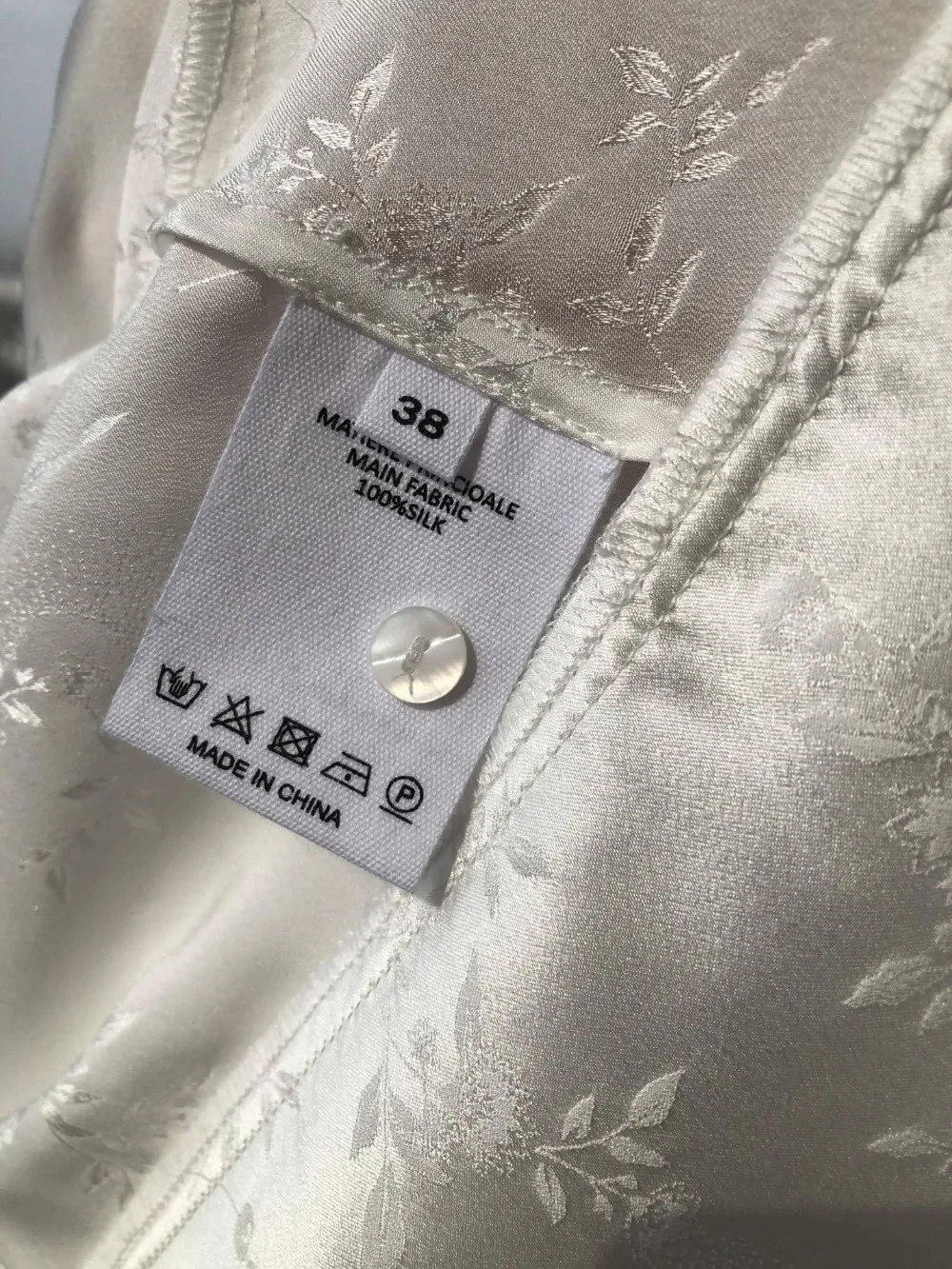 Women's Silk Satin Jacquard Blouse V-neck Single Breasted Long Lantern Sleeve Retro Elegant White Black Shirts
Women's Silk Satin Jacquard Blouse V-neck Single Breasted Long Lantern Sleeve Retro Elegant White Black Shirts