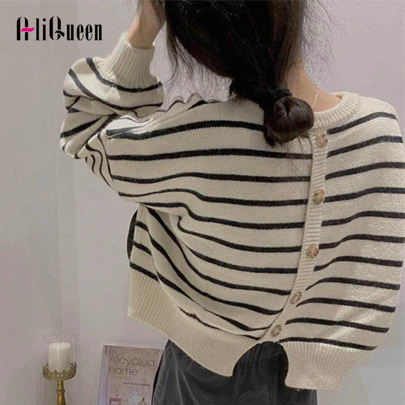 Korean Lantern Sleeve Chic Back Buttons Sweater Cropped Top Women Fall Short Knitted Pullovers Japan Style Casual Loose Knitwear
Korean Lantern Sleeve Chic Back Buttons Sweater Cropped Top Women Fall Short Knitted Pullovers Japan Style Casual Loose Knitwear