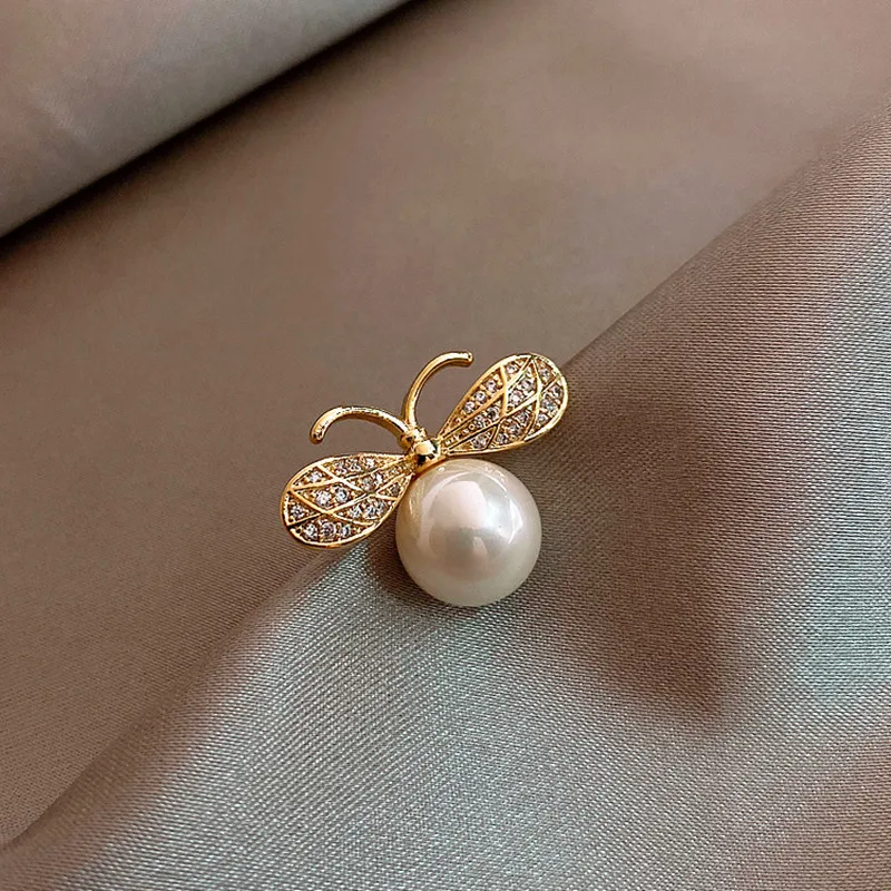 Advanced Feeling Lovely Bee Shape Exquisite Brooch Party Suit Evening Dress Anti Light Button Korean Fashion Jewelry For Woman
Advanced Feeling Lovely Bee Shape Exquisite Brooch Party Suit Evening Dress Anti Light Button Korean Fashion Jewelry For Woman