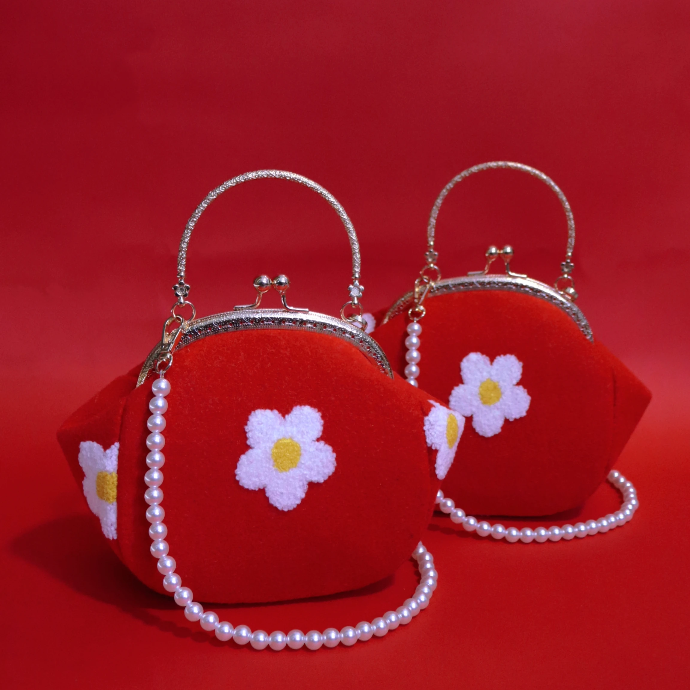 Angelatracy 2021 New Fashion Daisy Red Fleece Flower Mouth Gold Clasp Bride Bag Women Hanfu Shoulder Bag Handbag Shell Totes
Angelatracy 2021 New Fashion Daisy Red Fleece Flower Mouth Gold Clasp Bride Bag Women Hanfu Shoulder Bag Handbag Shell Totes