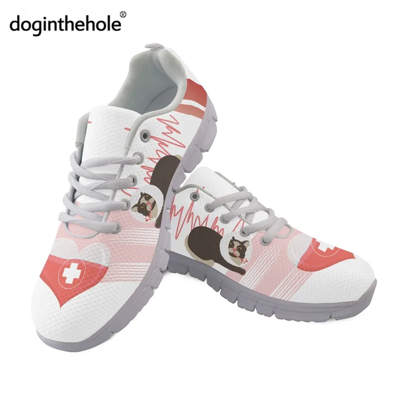 Doginthehole Kawaii розовая ветеринарная обувь на плоской подошве женская обувь на шнуровке с принтом кота из мультфильма для девочек-подростков 2021 летние сетчатые кроссовки
Doginthehole Kawaii розовая ветеринарная обувь на плоской подошве женская обувь на шнуровке с принтом кота из мультфильма для девочек-подростков 2021 летние сетчатые кроссовки