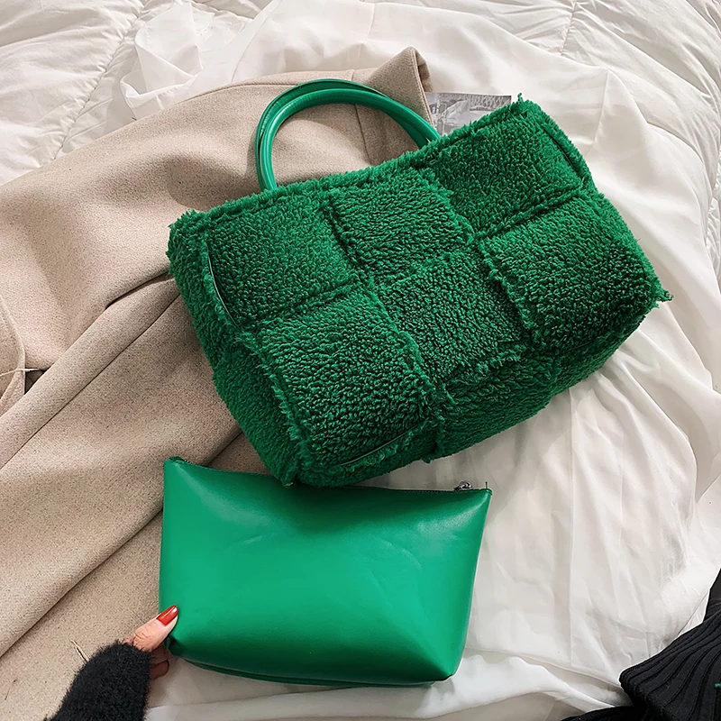 VeryMe Luxury Faux Fur Woven Large Tote Designer Women Handbags Lambswool Lady Hand Bags Warm Plush Big Female Purses 2021 New
VeryMe Luxury Faux Fur Woven Large Tote Designer Women Handbags Lambswool Lady Hand Bags Warm Plush Big Female Purses 2021 New