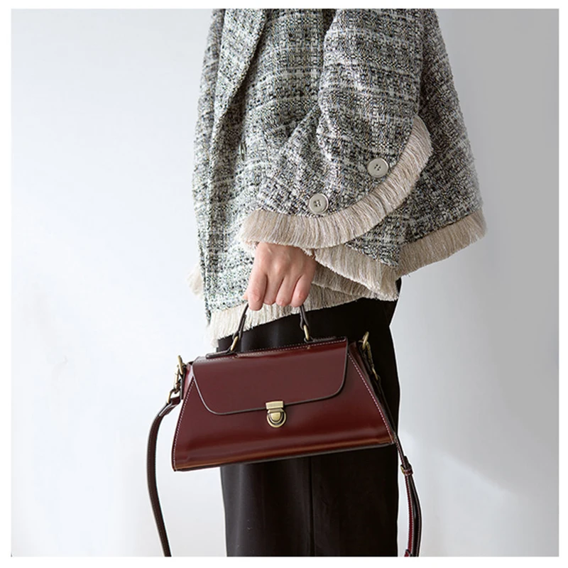 Genuine Leather handmade vintage Womens Crossbody Bag classic Shoulder Bag For Women Shopping tote bag design 2020 popular
Genuine Leather handmade vintage Womens Crossbody Bag classic Shoulder Bag For Women Shopping tote bag design 2020 popular
