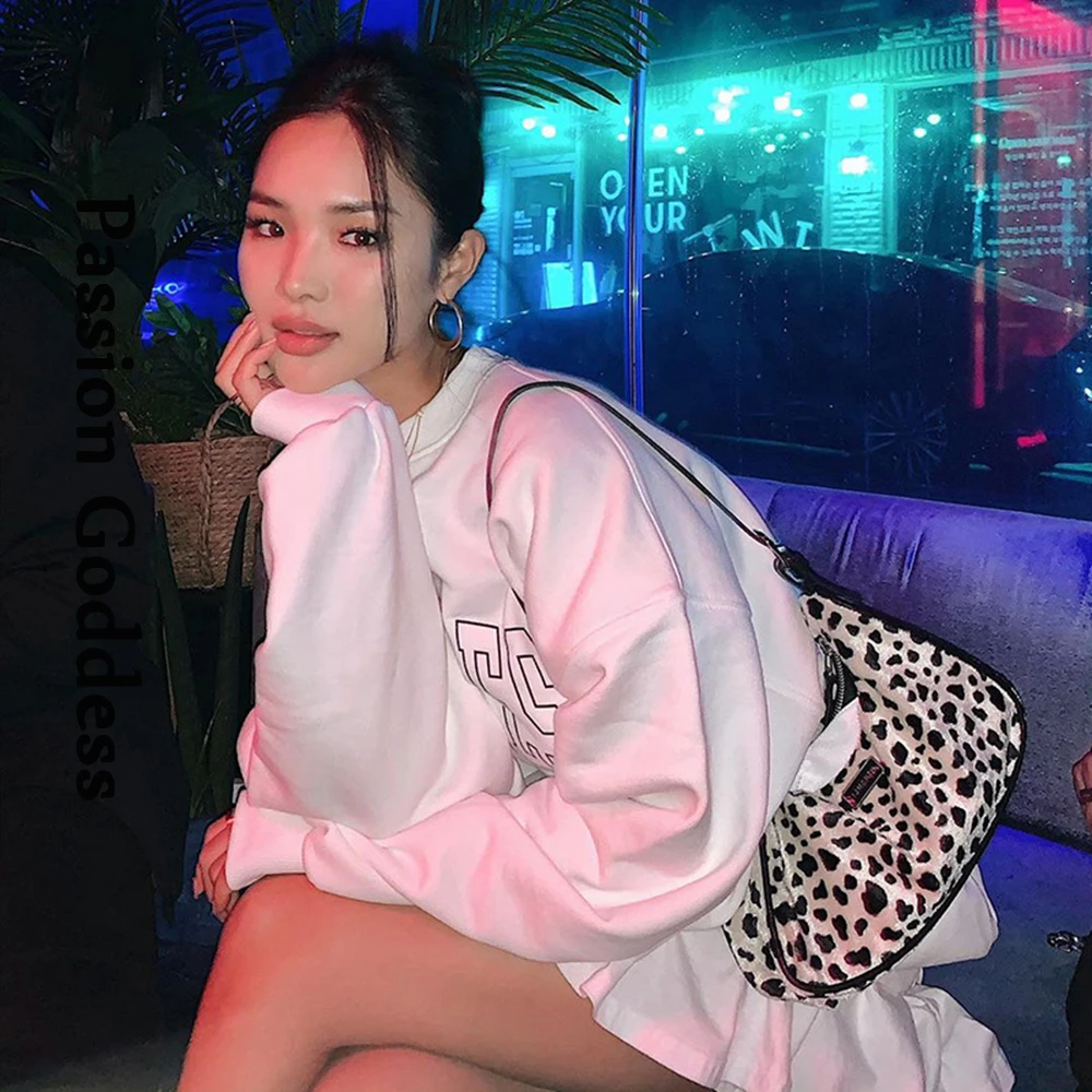 2021 Women Streetwear Letter Printed Loose Sweatshirts Long Sleeve Oversized Pullovers Spring Batwing Sleeve Crewneck Sweatshirt
2021 Women Streetwear Letter Printed Loose Sweatshirts Long Sleeve Oversized Pullovers Spring Batwing Sleeve Crewneck Sweatshirt
