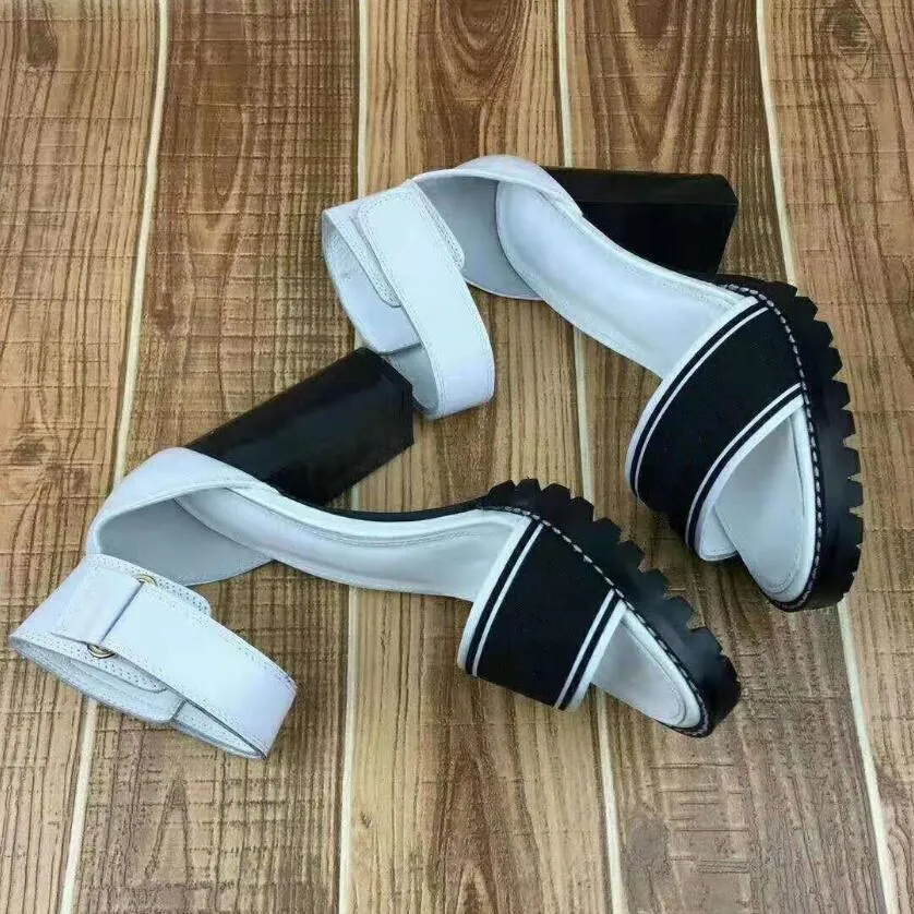 HOT Branded Women Print Leather Sandal Designer Lady Rubber Outsole 9.5CM High Chunky Patent Leather Sandal Size35-40
HOT Branded Women Print Leather Sandal Designer Lady Rubber Outsole 9.5CM High Chunky Patent Leather Sandal Size35-40