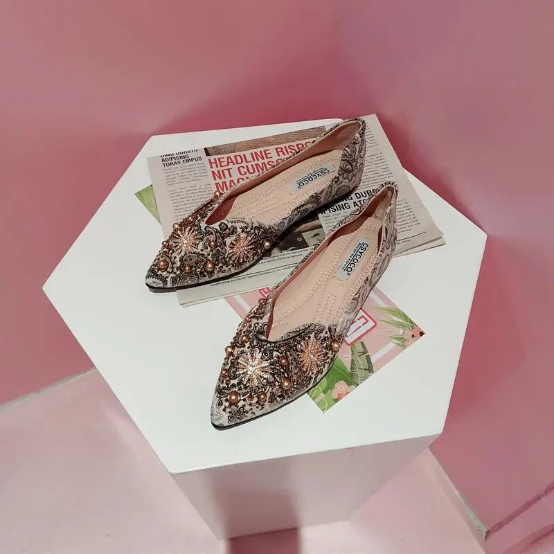 Rhinestone Flats Shoes Women Rivet Slip On Casual Sneakers 2021 Spring New Female Slip On Pointed Toe Flats Shoes Comfortable 
Rhinestone Flats Shoes Women Rivet Slip On Casual Sneakers 2021 Spring New Female Slip On Pointed Toe Flats Shoes Comfortable