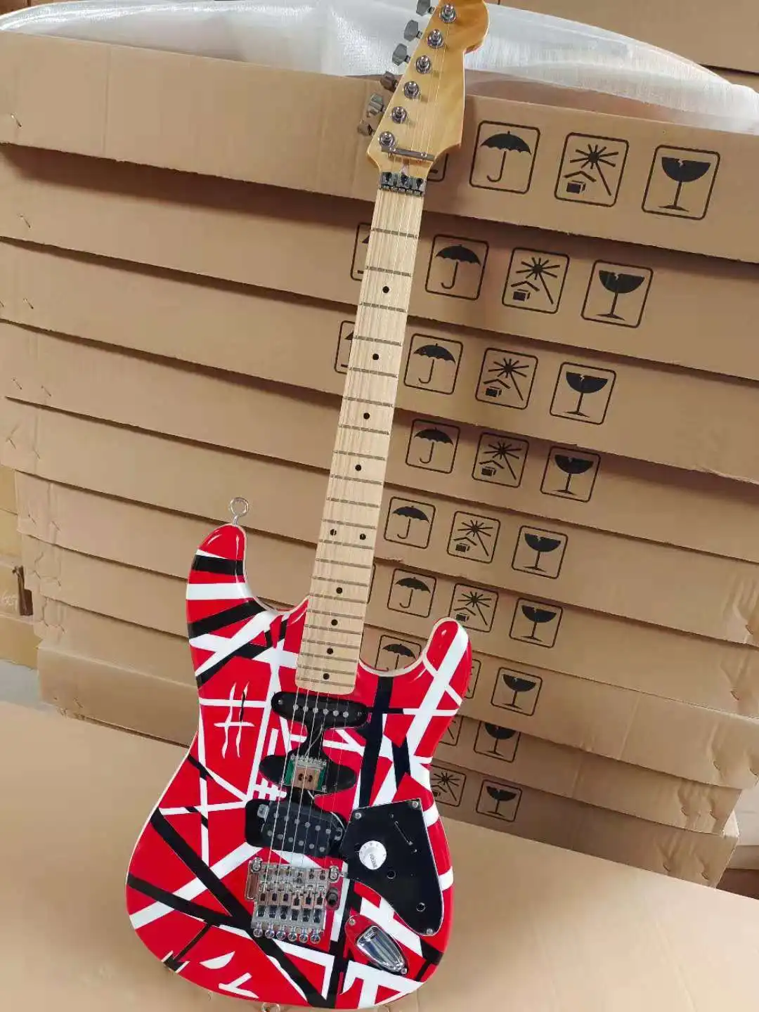 Electric guitar, 5150 electric guitar, maple body and finger, red and white stripes, available in stock, free shipping
Electric guitar, 5150 electric guitar, maple body and finger, red and white stripes, available in stock, free shipping