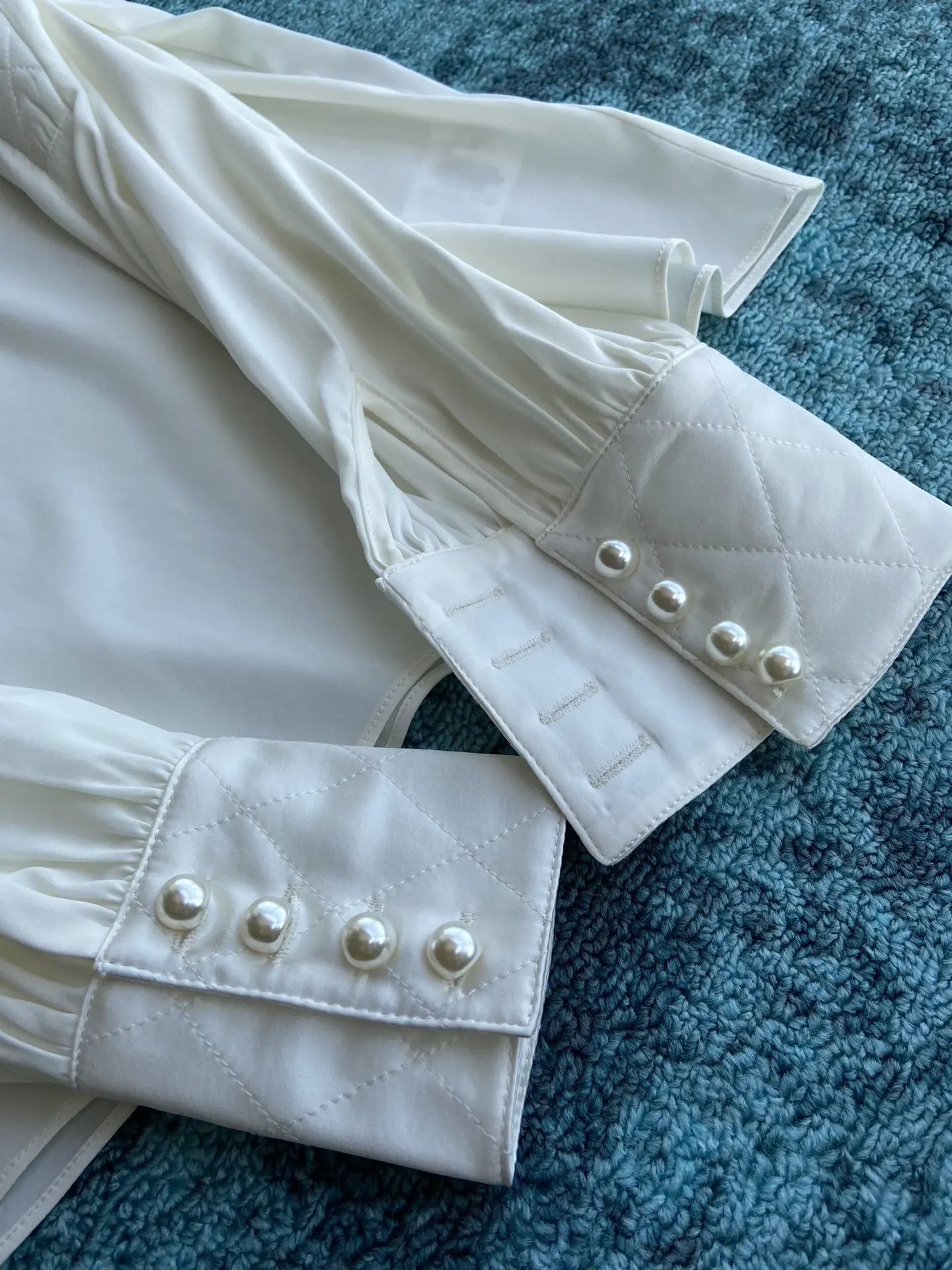 fashion ladies 2021 new long sleeve sexy casual solid color retro rhombus quilted silk shirt 1205 
fashion ladies 2021 new long sleeve sexy casual solid color retro rhombus quilted silk shirt 1205