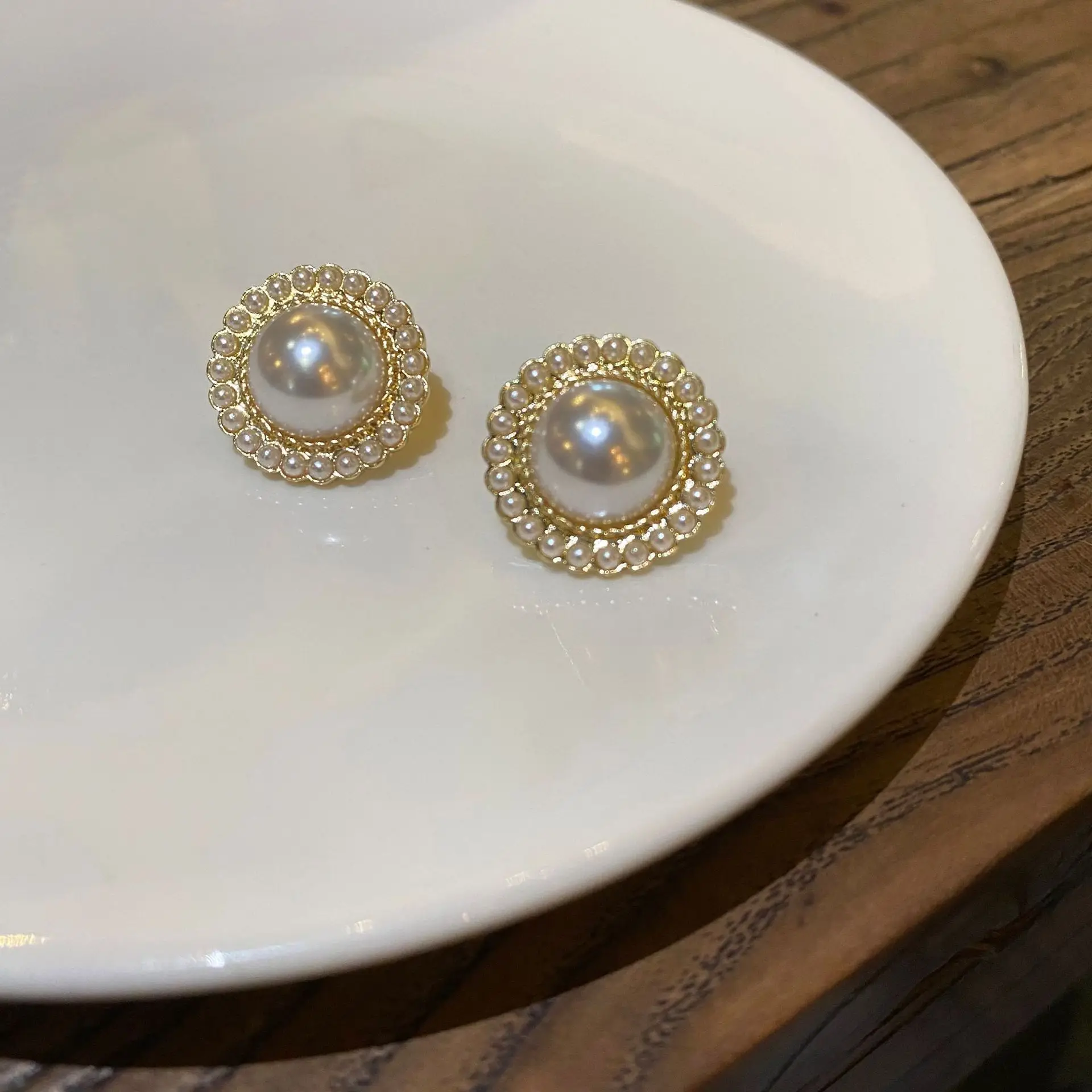S925 Silver Needle Retro Vintage Hepburn Style Earrings Hong Kong Style All-match Elegant French Pearl Earrings Earrings Women
S925 Silver Needle Retro Vintage Hepburn Style Earrings Hong Kong Style All-match Elegant French Pearl Earrings Earrings Women