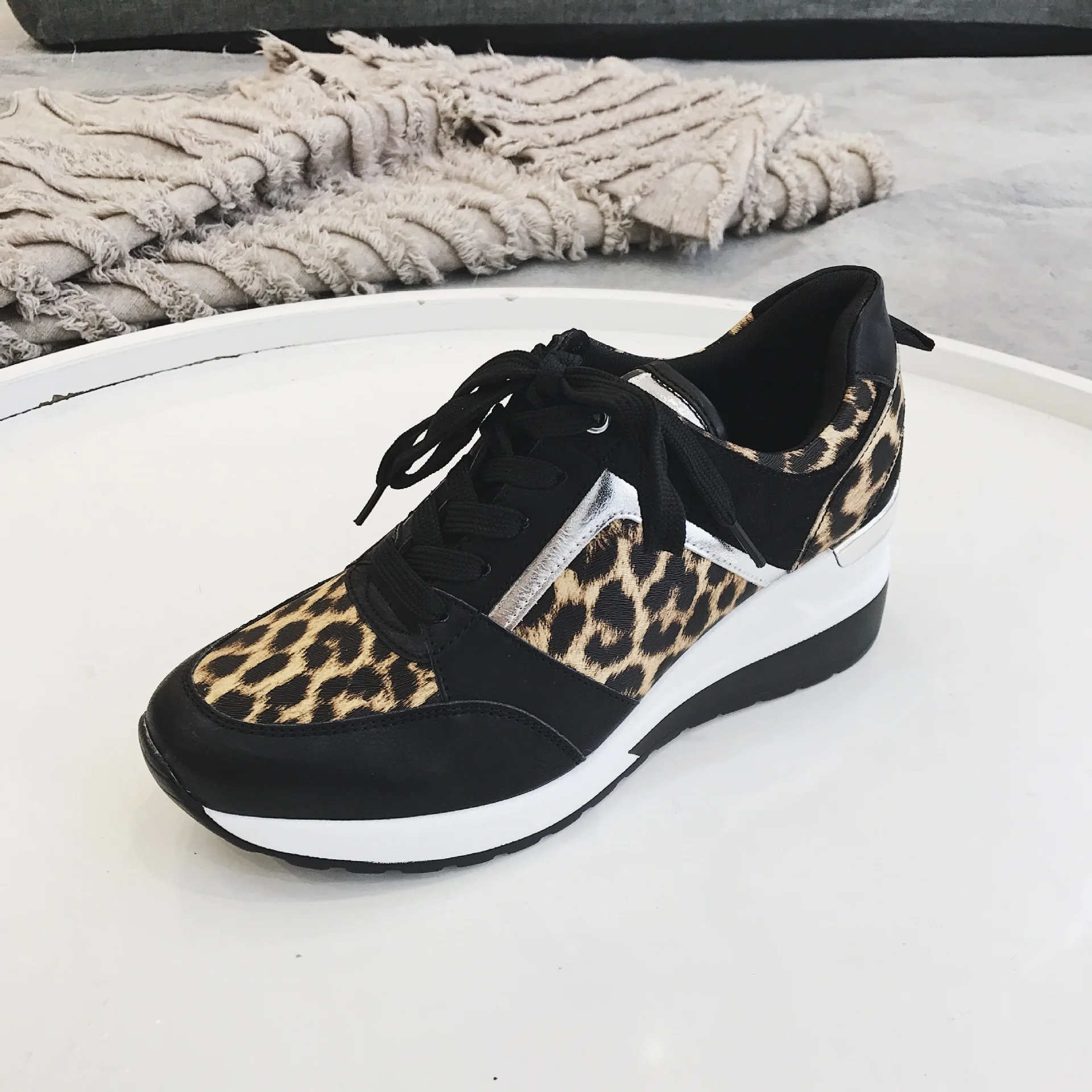 Новинка 2021 года Леопардовые кроссовки Новая женская обувь на платформе Стильная