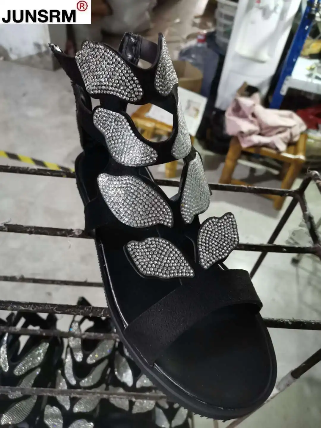 2021 Rhinestone New Women Spring/summer New Soft-slip Non-slip Sandals Foam Sole Durable Sandals Ladies Outdoor Beach Sandals 
2021 Rhinestone New Women Spring/summer New Soft-slip Non-slip Sandals Foam Sole Durable Sandals Ladies Outdoor Beach Sandals