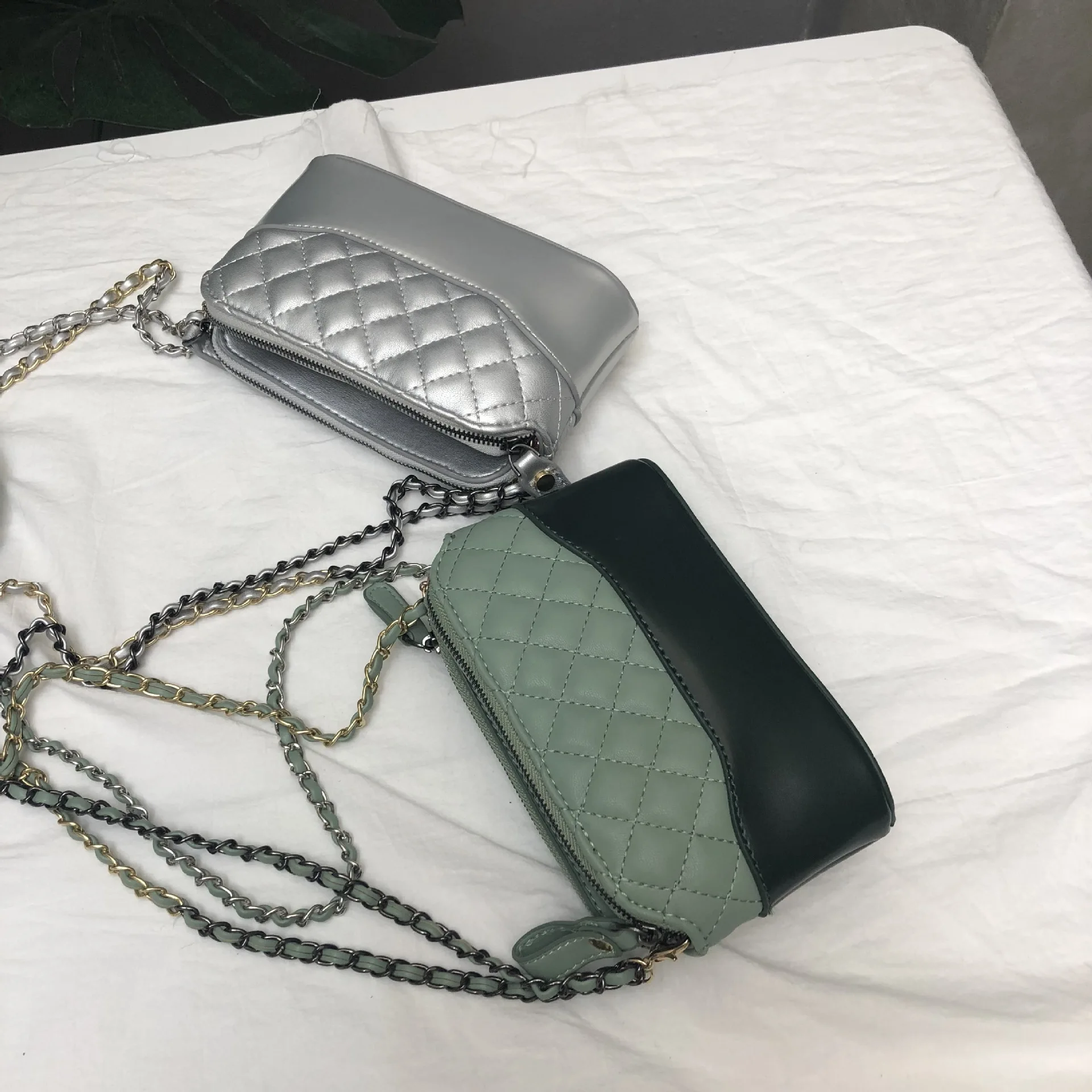 Wandering bag female new Korean version of the hit color messenger bag mini diamond chain small bag ladies handbags
Wandering bag female new Korean version of the hit color messenger bag mini diamond chain small bag ladies handbags