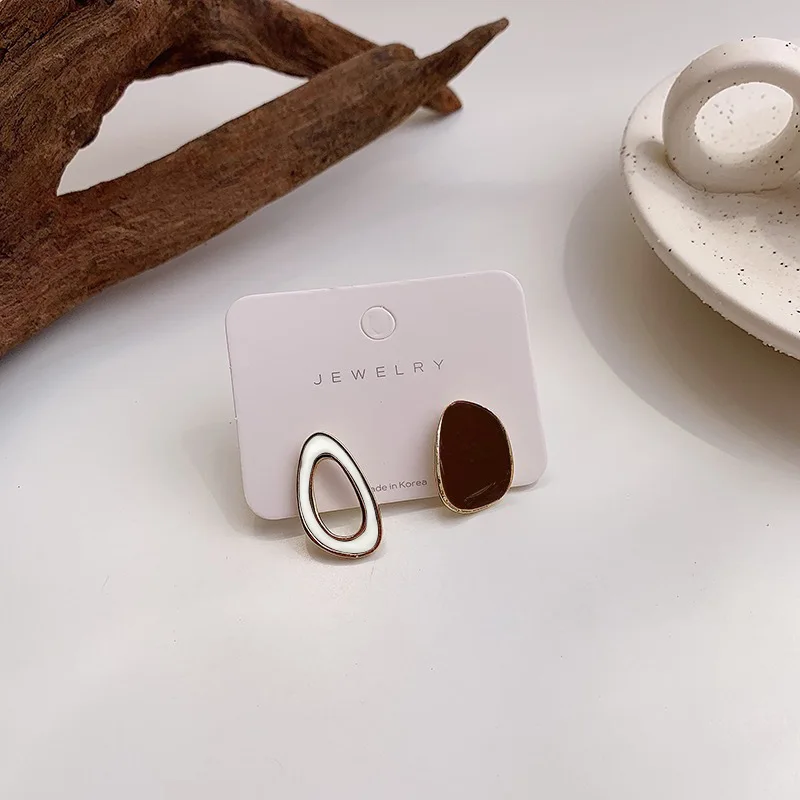 New simple retro geometric contrast color earrings female personality asymmetric hollow earrings
New simple retro geometric contrast color earrings female personality asymmetric hollow earrings