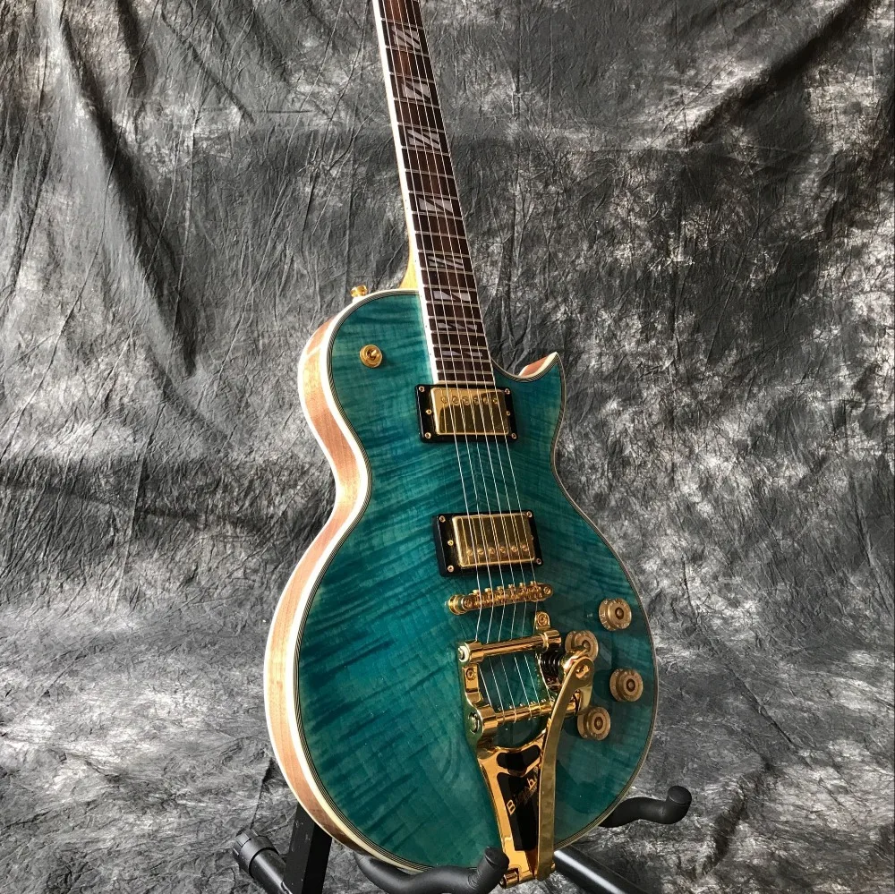 custom shop.double Tiger Flame green color jazz electric guitar.golden hardware.custom jazz guitarra.vibrato system.
custom shop.double Tiger Flame green color jazz electric guitar.golden hardware.custom jazz guitarra.vibrato system.