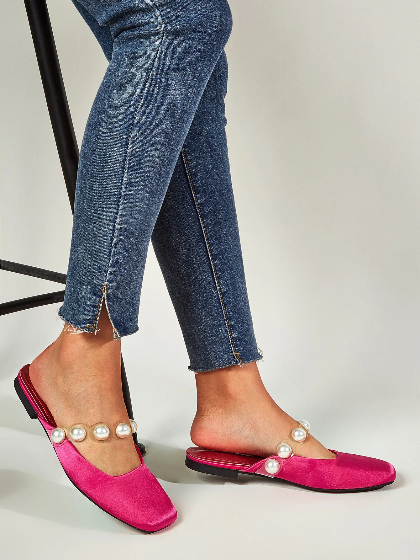Slippers Women Summer Luxury 2021 New Sexy Square Toe Satin Cloth Pearls Flat Sandals Woman Shoes Plus Size 40 Chaussure Femme
Slippers Women Summer Luxury 2021 New Sexy Square Toe Satin Cloth Pearls Flat Sandals Woman Shoes Plus Size 40 Chaussure Femme