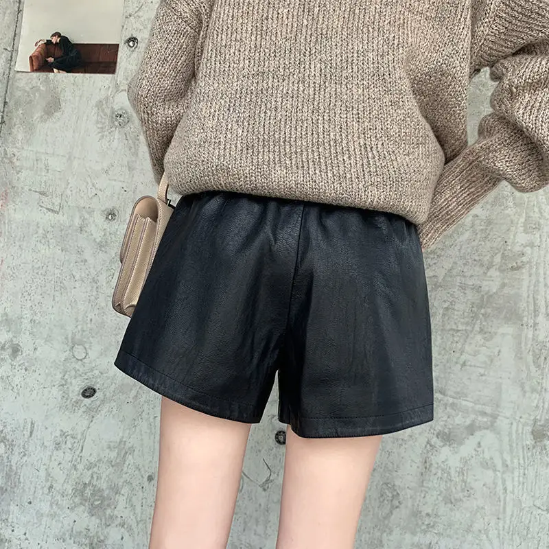 2020 NEW Winter Leather Shorts Women High Waist Korean Wide Leg Shorts PU Sexy Leather Shorts Casual Loose Warm Womens Shorts
2020 NEW Winter Leather Shorts Women High Waist Korean Wide Leg Shorts PU Sexy Leather Shorts Casual Loose Warm Womens Shorts
