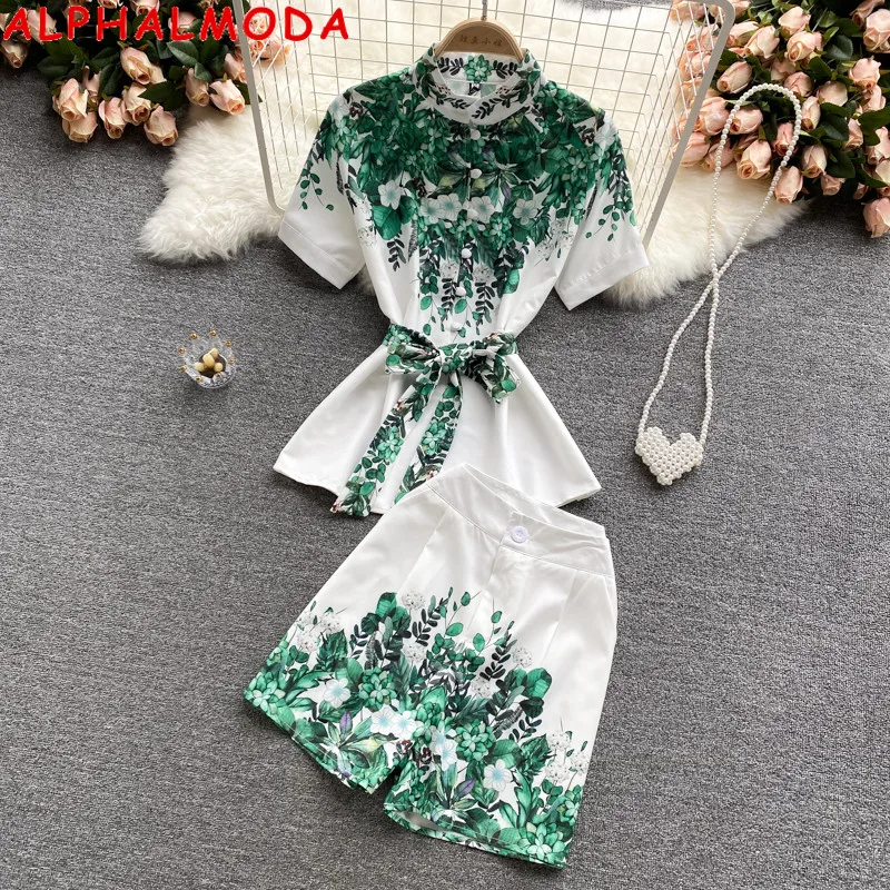 Женский костюм ALPHALMODA, рубашка с цветочным принтом, шорты с высокой талией, элегантный с поясом и воротником-стойкой, комплект из 2 предметов
Женский костюм ALPHALMODA, рубашка с цветочным принтом, шорты с высокой талией, элегантный с поясом и воротником-стойкой, комплект из 2 предметов