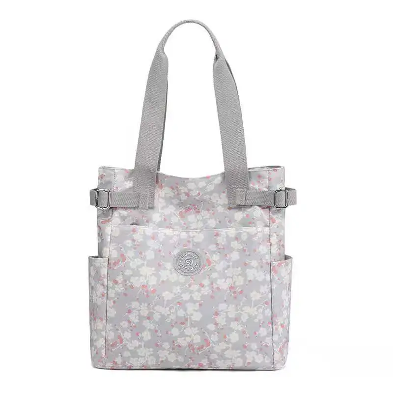 The new large-capacity nylon shoulder bag, a variety of fashionable simple handbags, water-repellent leisure small square bags 
The new large-capacity nylon shoulder bag, a variety of fashionable simple handbags, water-repellent leisure small square bags