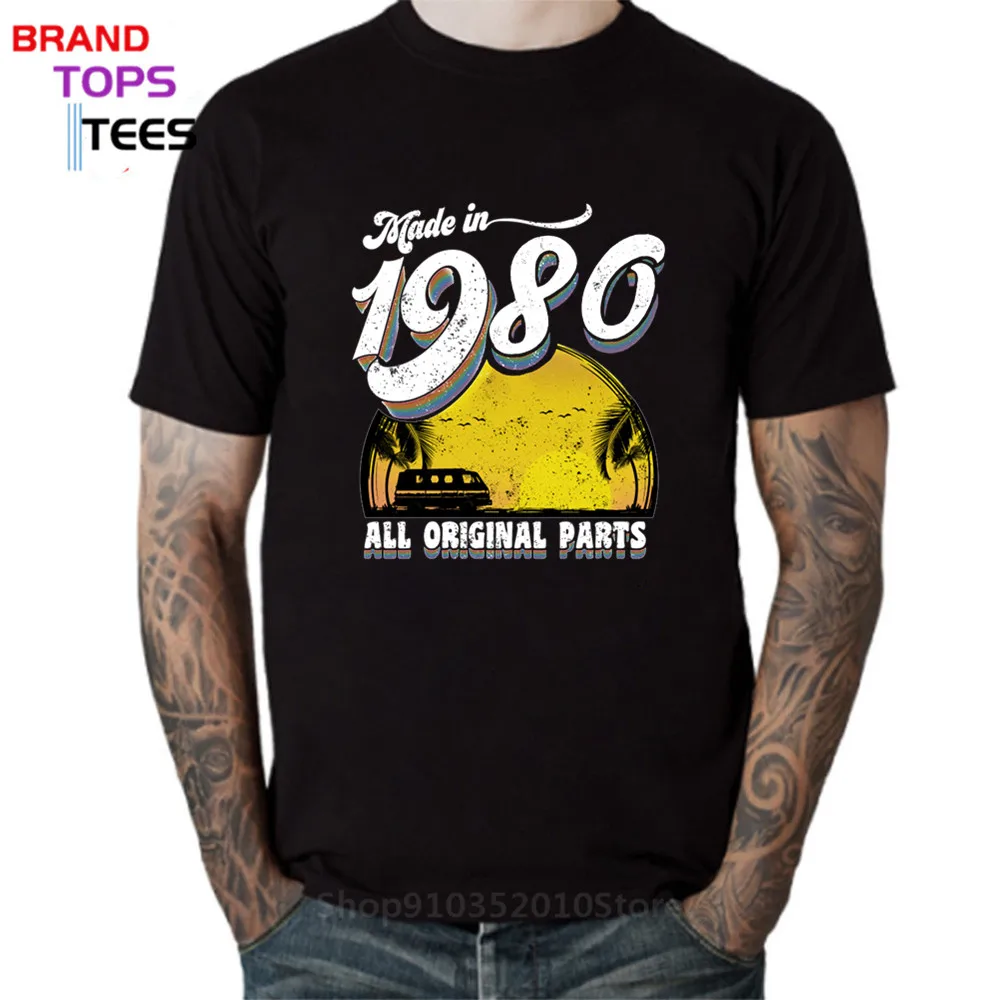 Винтажный дизайн, сделано в 1980 году, футболка с оригинальными деталями, футболка в стиле ретро, Классическая футболка для подарка на день ро...
Винтажный дизайн, сделано в 1980 году, футболка с оригинальными деталями, футболка в стиле ретро, Классическая футболка для подарка на день ро...