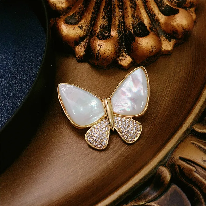 Korean minority senior feeling natural shell white Fritillaria Butterfly Brooch female temperament micro inlaid zircon pin clasp
Korean minority senior feeling natural shell white Fritillaria Butterfly Brooch female temperament micro inlaid zircon pin clasp