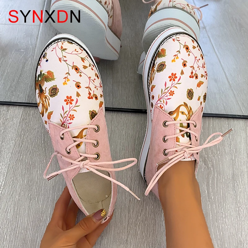 SYNXDN 2021 Модные женские кроссовки из мягкой кожи на шнуровке с цветочным принтом
SYNXDN 2021 Модные женские кроссовки из мягкой кожи на шнуровке с цветочным принтом
