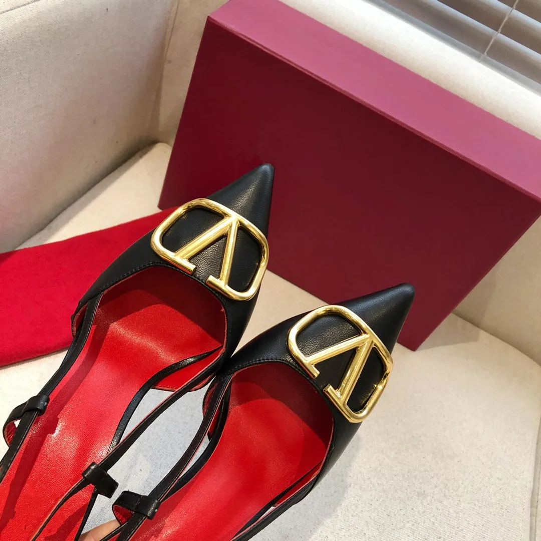 2021 V Brand Women Pointed Toe Sandals Classics Designer Metal V Buckle Thin Heel Genuine Leather Wedding Shoes High Quality
2021 V Brand Women Pointed Toe Sandals Classics Designer Metal V Buckle Thin Heel Genuine Leather Wedding Shoes High Quality