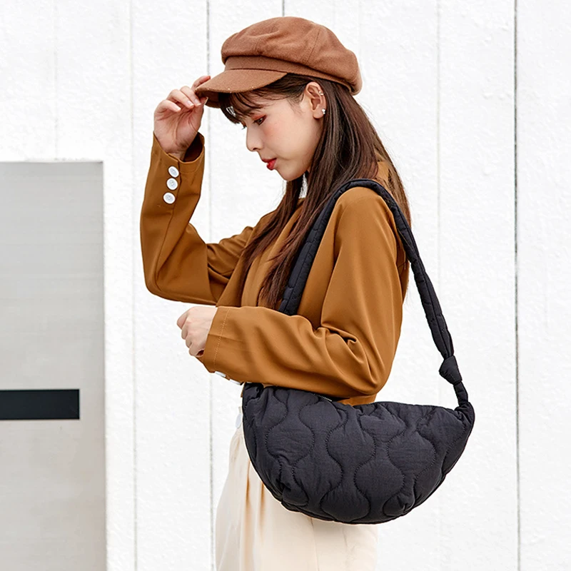 Autumn and Winter Cotton Shoulder Bag Women Embroidered Lightweight Fashion Space Bags Niche Designer Luxury Mobile Phone Bag
Autumn and Winter Cotton Shoulder Bag Women Embroidered Lightweight Fashion Space Bags Niche Designer Luxury Mobile Phone Bag