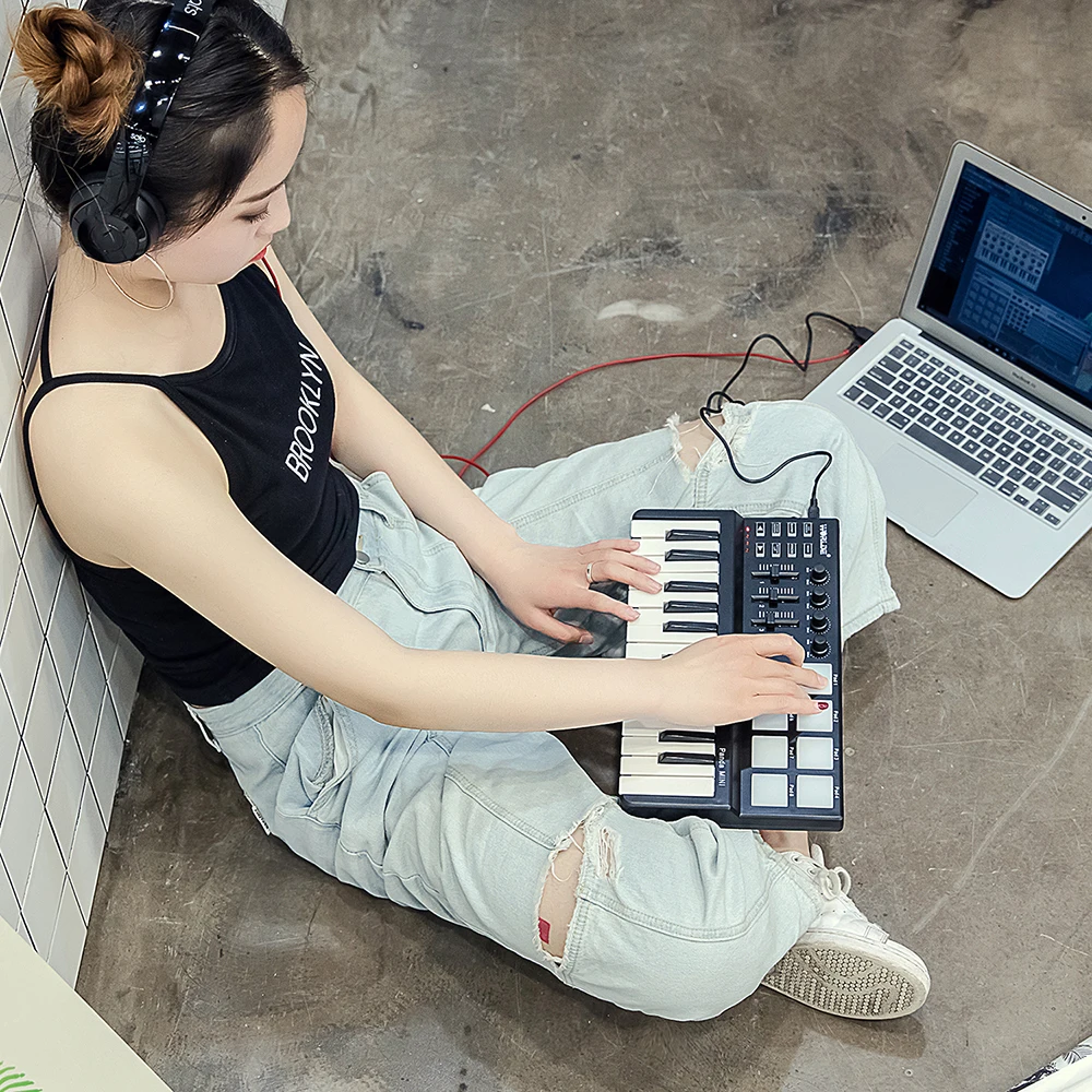 Hot WORLDE Panda MIDI Keyboard Controller MINI 25-Key Ultra-Portable USB MIDI Keyboard Controllers Backlit Trigger Pads 7 Styles 
Hot WORLDE Panda MIDI Keyboard Controller MINI 25-Key Ultra-Portable USB MIDI Keyboard Controllers Backlit Trigger Pads 7 Styles