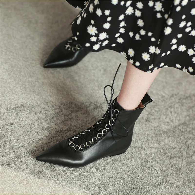 VERCONAS Women Ankle Boots Genuine Leather Autumn Winter New Fashion Rivets Pointed Toe Lace-Up Boots Casual Short Boots Woman
VERCONAS Women Ankle Boots Genuine Leather Autumn Winter New Fashion Rivets Pointed Toe Lace-Up Boots Casual Short Boots Woman