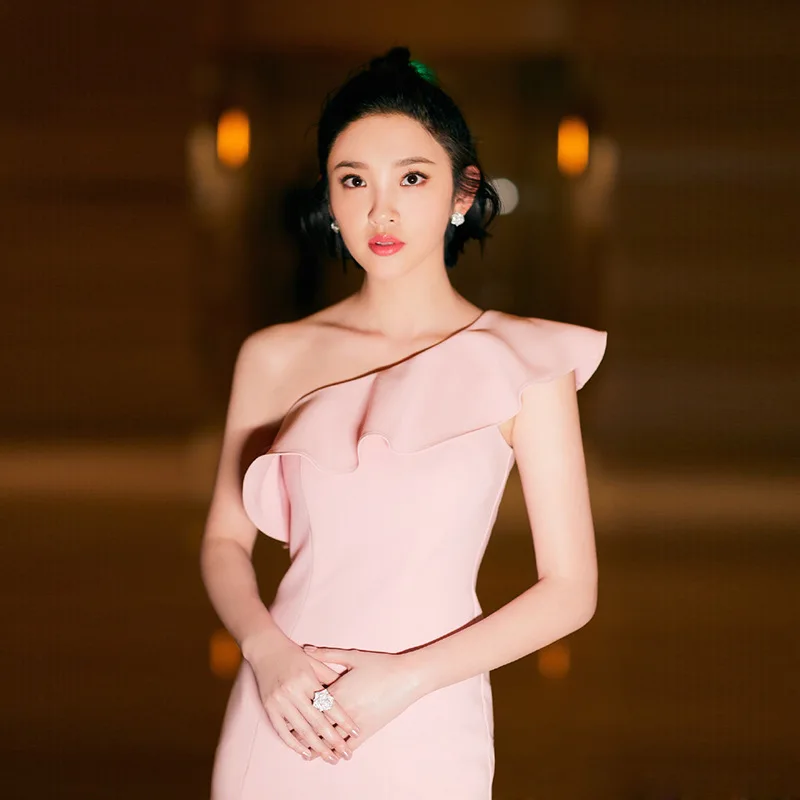 2021 Spring Summer Fashion Evening One Shoulder Women Pink Maxi Dress New Banquet Host Dinner Party Slimming Floor-length Dress
2021 Spring Summer Fashion Evening One Shoulder Women Pink Maxi Dress New Banquet Host Dinner Party Slimming Floor-length Dress