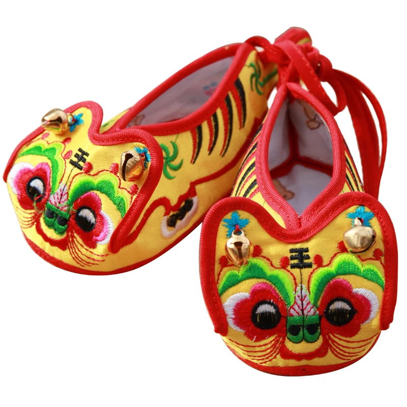 Little tiger shoes old tiger head shoes male baby full moon tang shoes hand-woven baby children hand-woven cloth shoes old
Little tiger shoes old tiger head shoes male baby full moon tang shoes hand-woven baby children hand-woven cloth shoes old