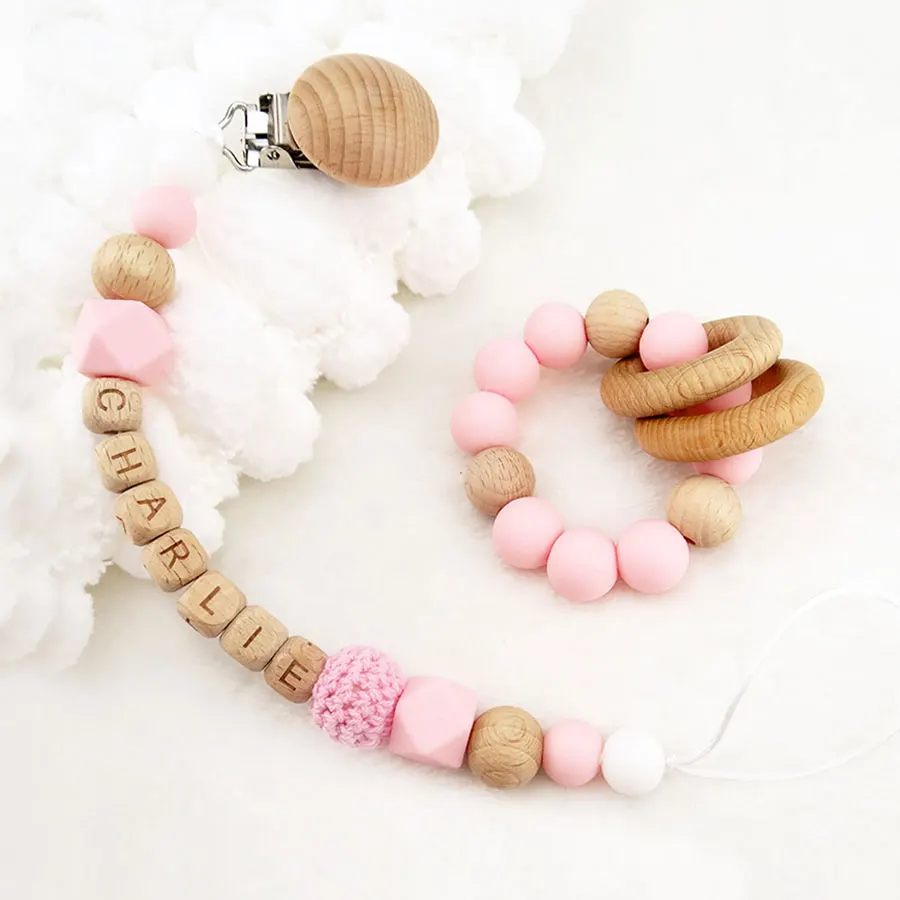2pices/Set Handmade Personalized Name Pacifier Clips Baby Silicone Teether Wooden Dummy Chain Teat Cord Nipple Attachment Holder
2pices/Set Handmade Personalized Name Pacifier Clips Baby Silicone Teether Wooden Dummy Chain Teat Cord Nipple Attachment Holder