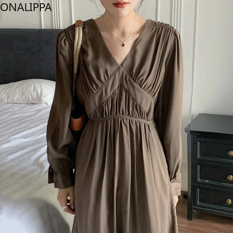 Женское платье с пышными рукавами, V-образным вырезом и плиссировкой
Женское платье с пышными рукавами, V-образным вырезом и плиссировкой