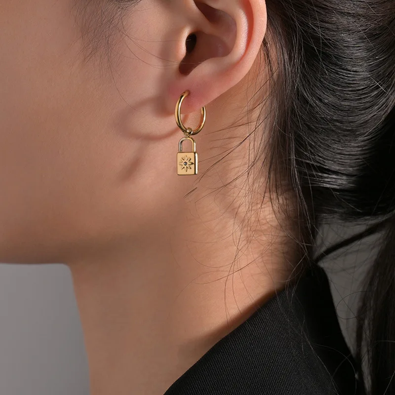 Cool Design Eight Awn Star Small Lock Earrings Women's Retro Temperament 14k Gold Earrings Titanium Stainless Steel Earrings
Cool Design Eight Awn Star Small Lock Earrings Women's Retro Temperament 14k Gold Earrings Titanium Stainless Steel Earrings
