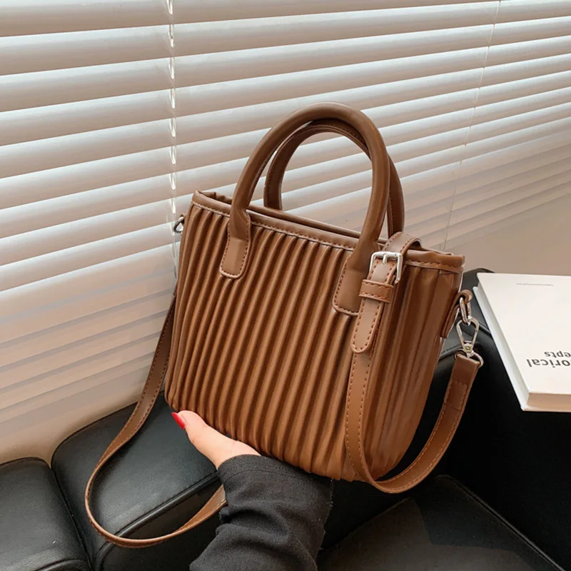 European and American Fashion High-quality Ladies Shoulder Bag 2021 New Trend Simple Handbag Fashion Trend Fold Messenger Bag
European and American Fashion High-quality Ladies Shoulder Bag 2021 New Trend Simple Handbag Fashion Trend Fold Messenger Bag