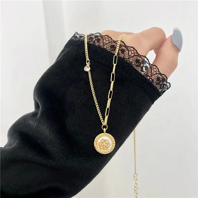Fashion Rose Necklace High Sense Minority Design Collarbone Chain Women Contracted INS Personality Joker Sweater Chain
Fashion Rose Necklace High Sense Minority Design Collarbone Chain Women Contracted INS Personality Joker Sweater Chain