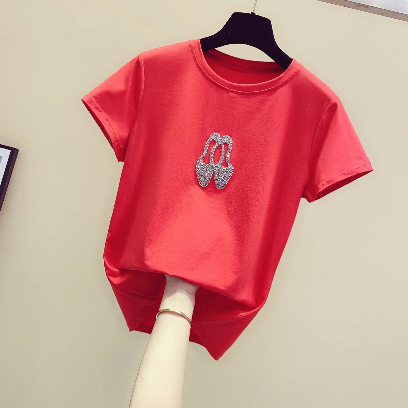 Simple Chic Red Tshirt 2020 Summer New Shoes Beaded Cotton Short-Sleeved T-shirt Women's Loose T-shirt Tee Fashion Summer Tops
Simple Chic Red Tshirt 2020 Summer New Shoes Beaded Cotton Short-Sleeved T-shirt Women's Loose T-shirt Tee Fashion Summer Tops