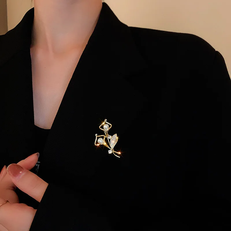 YANGLIUJIA Pearl Zircon Lily Flower Brooch Fashion Temperament Personality Elegant Accessories Ms Travel Jewelry Christmas Gift
YANGLIUJIA Pearl Zircon Lily Flower Brooch Fashion Temperament Personality Elegant Accessories Ms Travel Jewelry Christmas Gift