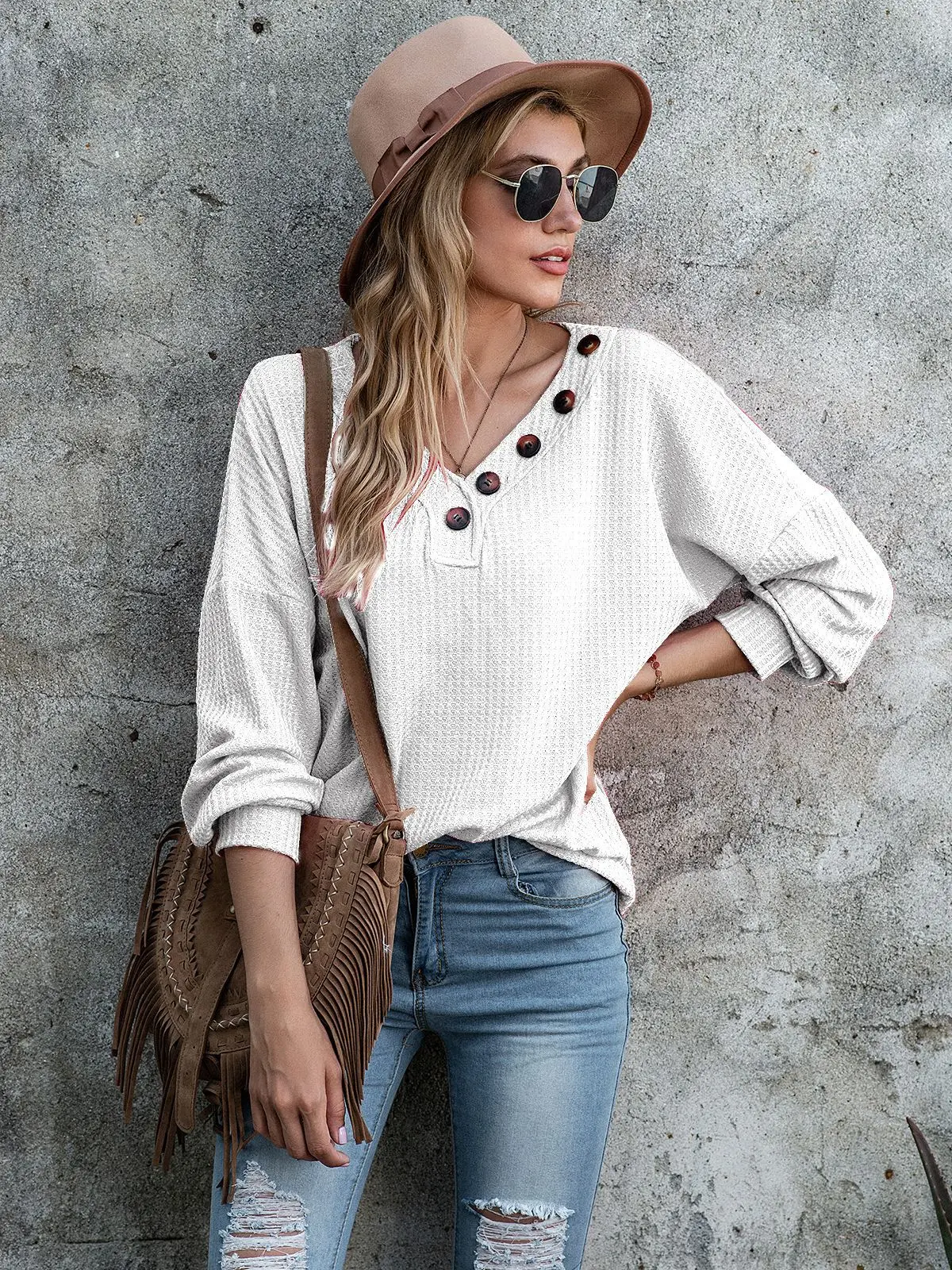 Hot autumn and winter New long sleeve V-neck casual loose knit sweater women's clothing
Hot autumn and winter New long sleeve V-neck casual loose knit sweater women's clothing