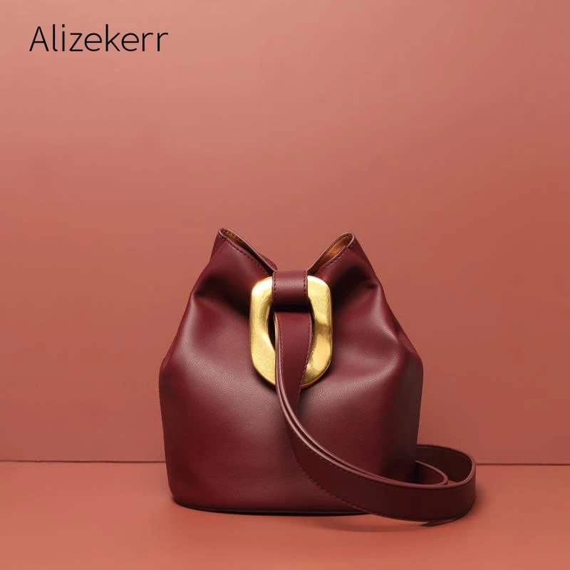 Real Leather Bucket Handbag Women Vintage Fashion Metal Buckle Soft Genuine Leather Tote Shoulder Bags Ladies Luxury Black Purse
Real Leather Bucket Handbag Women Vintage Fashion Metal Buckle Soft Genuine Leather Tote Shoulder Bags Ladies Luxury Black Purse