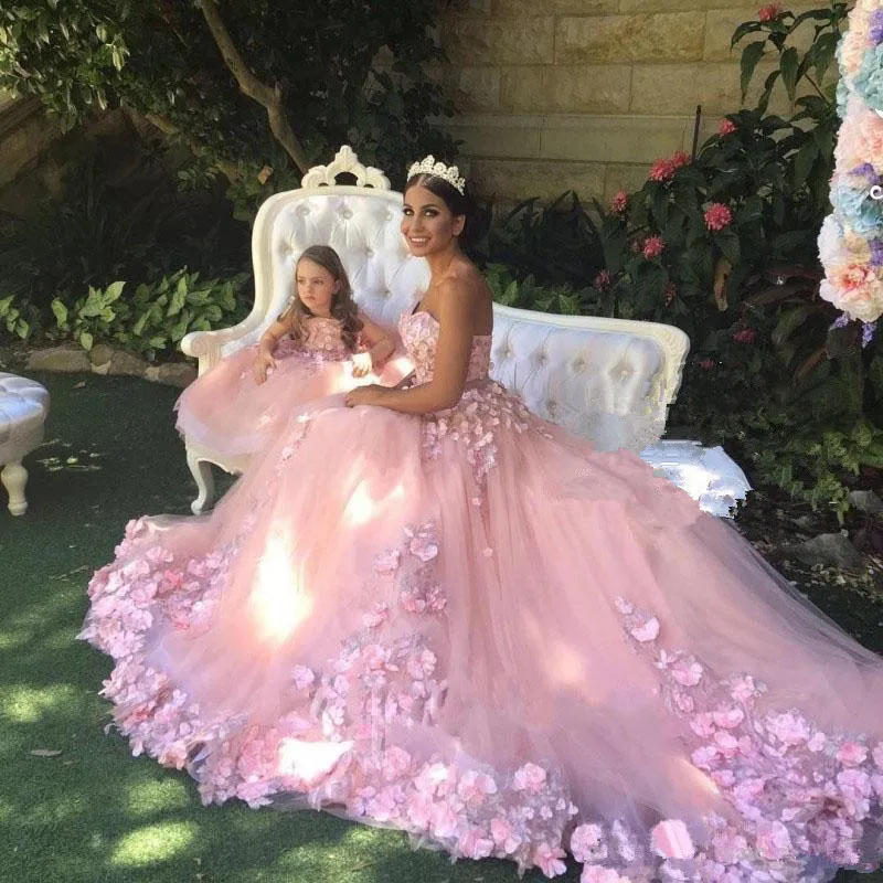 2021 Sweet Blush Pink Wedding Dresses Sweetheart Flowers Appliques Tulle Ribbon Wedding Gowns Romantic Bridal Dresses
2021 Sweet Blush Pink Wedding Dresses Sweetheart Flowers Appliques Tulle Ribbon Wedding Gowns Romantic Bridal Dresses