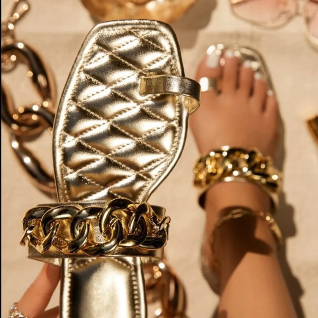 Women Slippers Ladies Golden Chain Metal Flip Flops Slippers Female Square Toe Sewing Slides Ladies Beach Flats Large Size
Women Slippers Ladies Golden Chain Metal Flip Flops Slippers Female Square Toe Sewing Slides Ladies Beach Flats Large Size