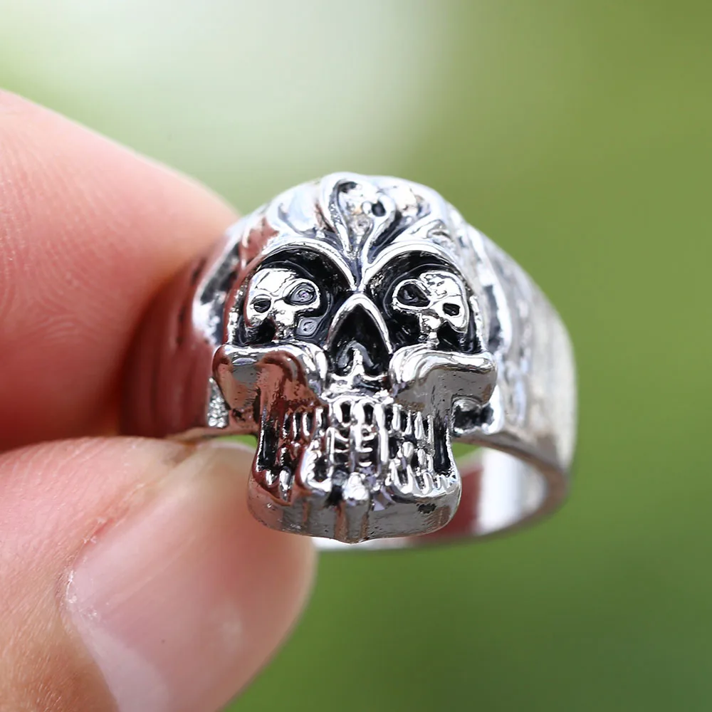 Coconal Punk New Design Three Skull Men's Ring Retro Fashion Trend Rock Style Party Popular Jewelry Personalized Creative Gift
Coconal Punk New Design Three Skull Men's Ring Retro Fashion Trend Rock Style Party Popular Jewelry Personalized Creative Gift